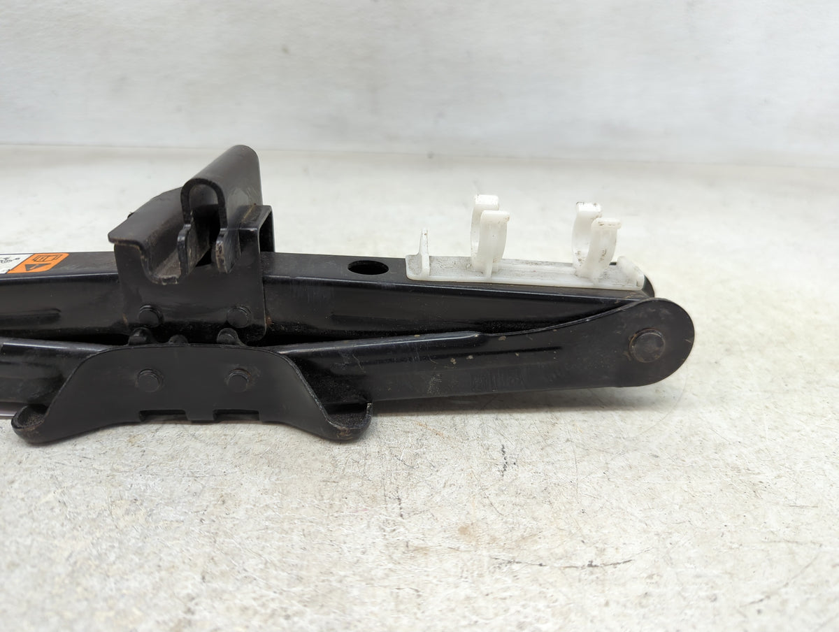 2016 Ford Fusion Spare Scissor Car Jack 1390151 - Oemusedautoparts1.com