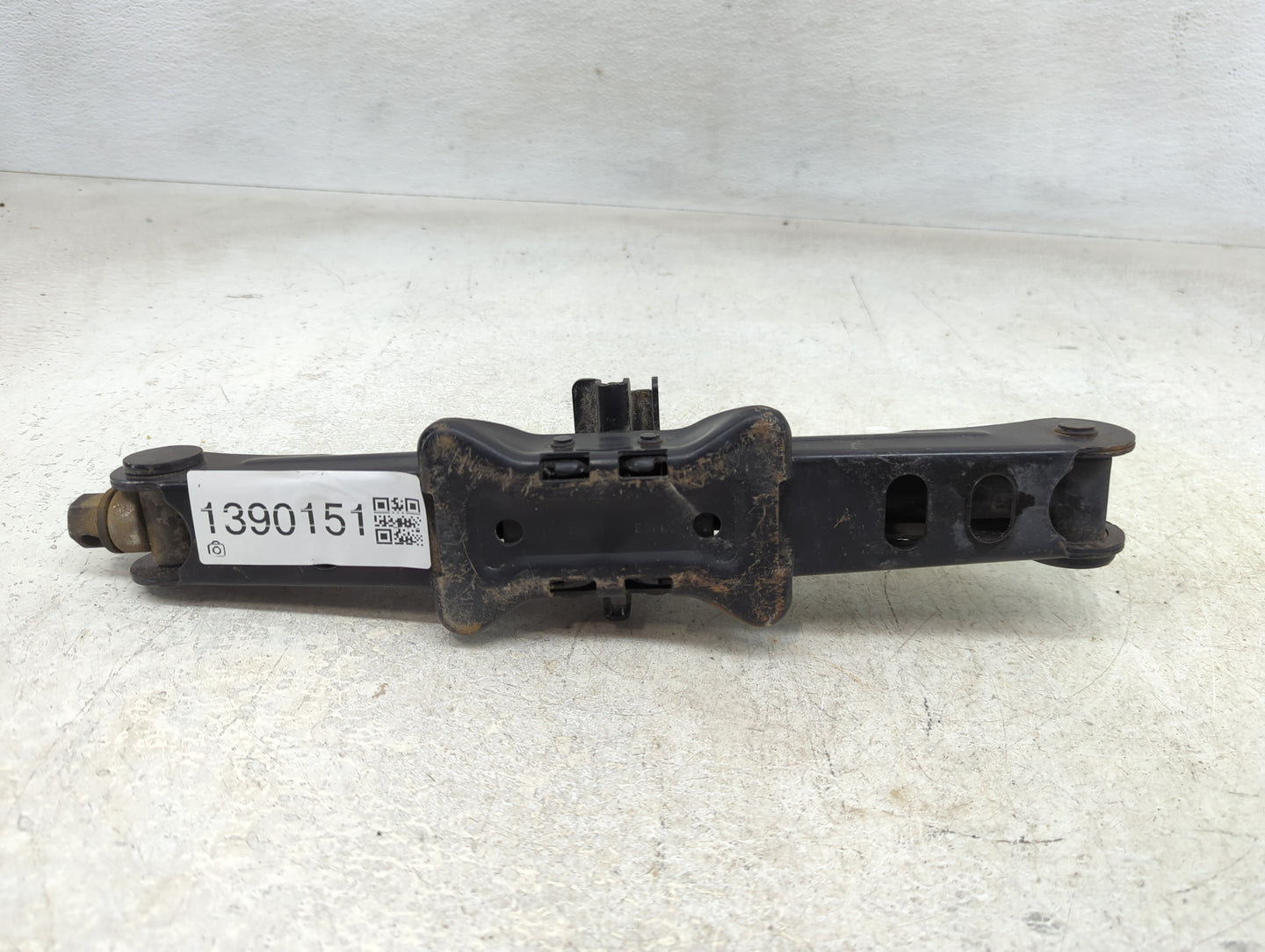 2016 Ford Fusion Spare Scissor Car Jack 1390151 - Oemusedautoparts1.com