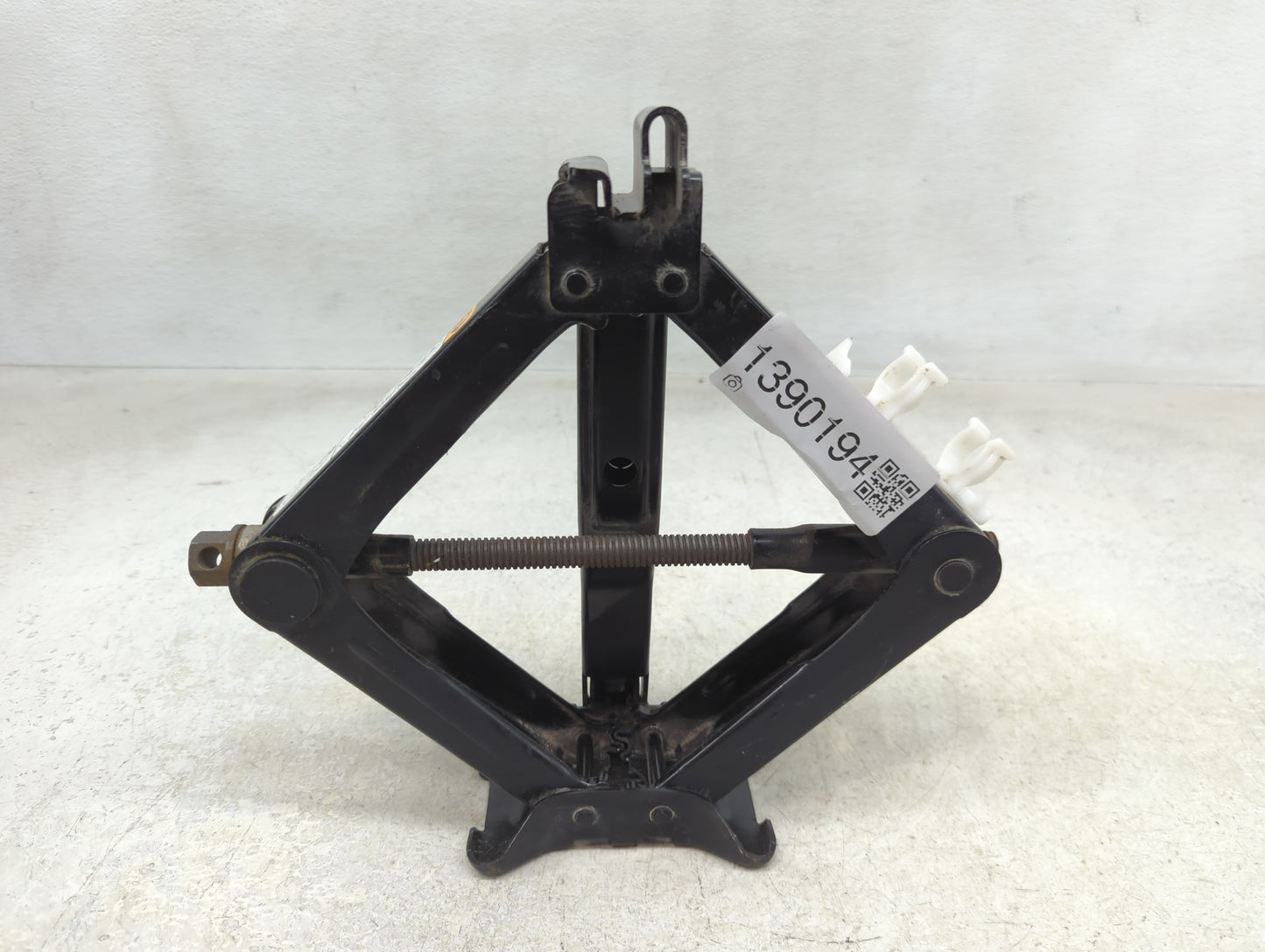 2016 Ford Fusion Spare Scissor Car Jack 1390194 - Oemusedautoparts1.com