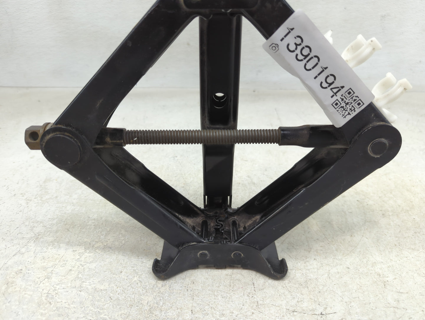 2016 Ford Fusion Spare Scissor Car Jack - Oemusedautoparts1.com