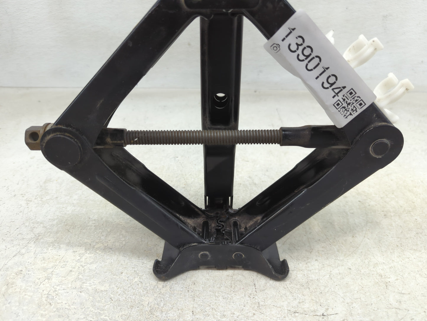 2016 Ford Fusion Spare Scissor Car Jack 1390194 - Oemusedautoparts1.com