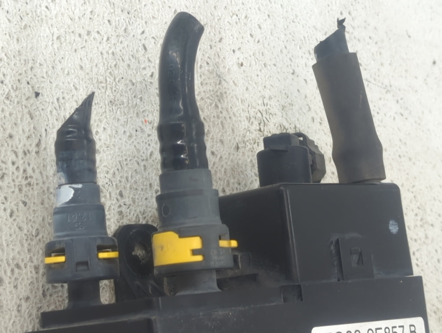 2016 Ford Fusion Fuel Vapor Charcoal Canister 1437113 - Oemusedautoparts1.com