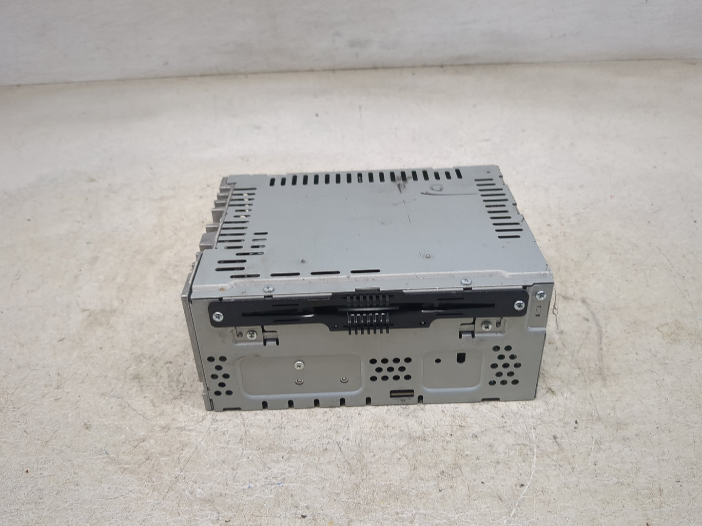 2016 Ford Fusion Radio AM FM Cd Player Receiver Replacement Fits OEM Used Auto Parts - Oemusedautoparts1.com