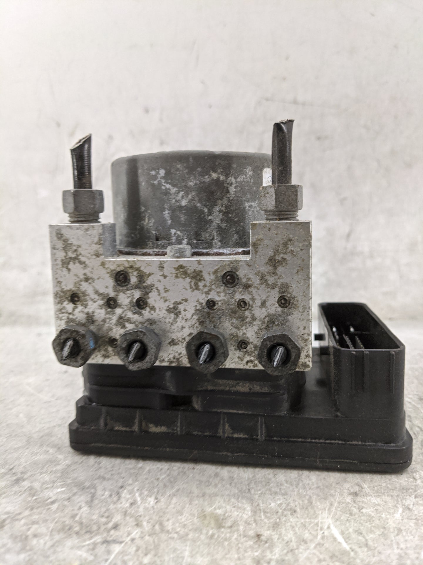 2014-2016 Ford Fusion ABS Pump Control Module Replacement P/N:EG9C-2C405-AG EG9C-2C219-AD Fits Fits 2014 2015 2016 OEM Used 