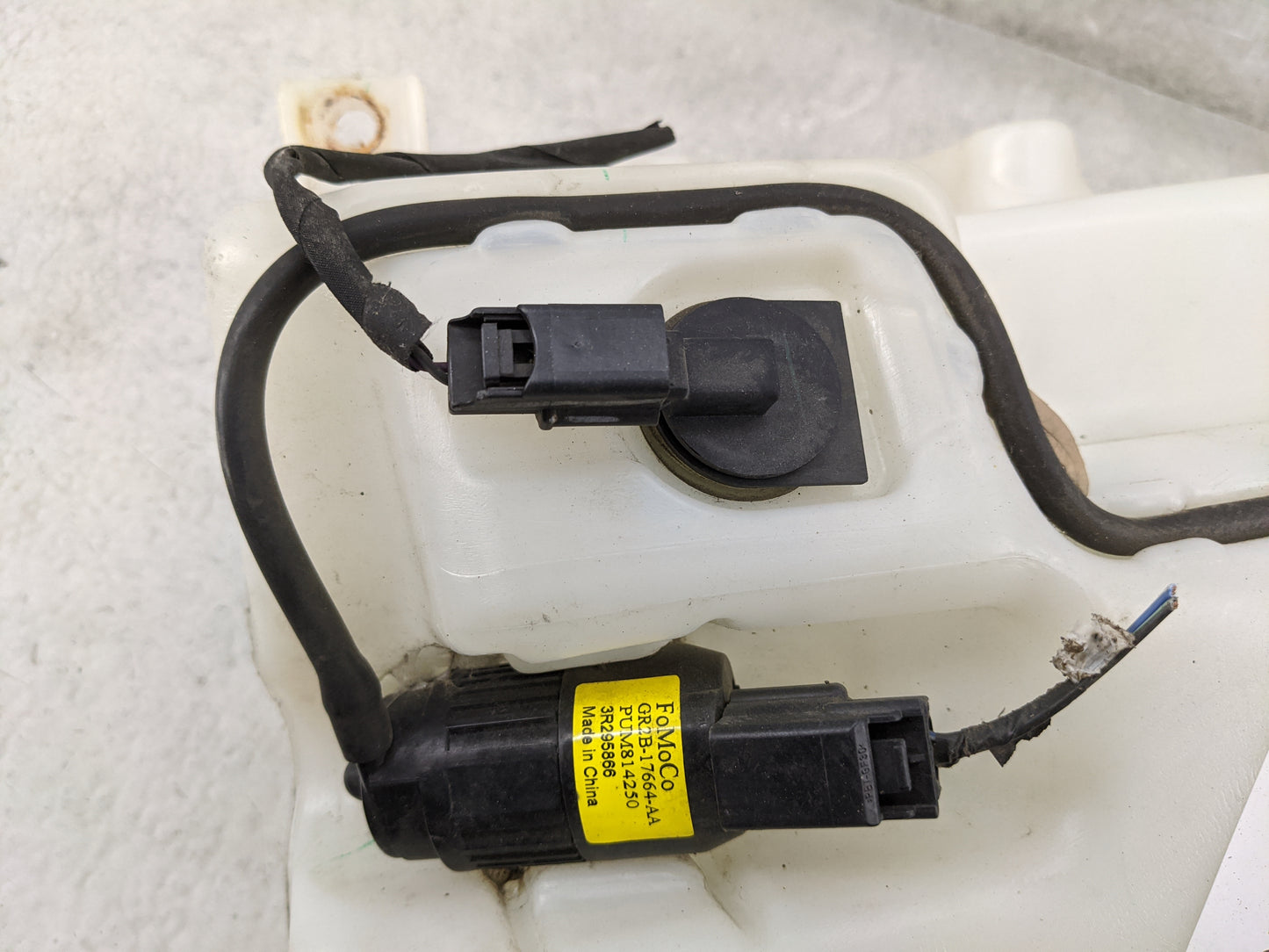 2015-2016 Ford Fusion Windshield Washer Fluid Reservoir Bottle Oem 1474226 - Oemusedautoparts1.com