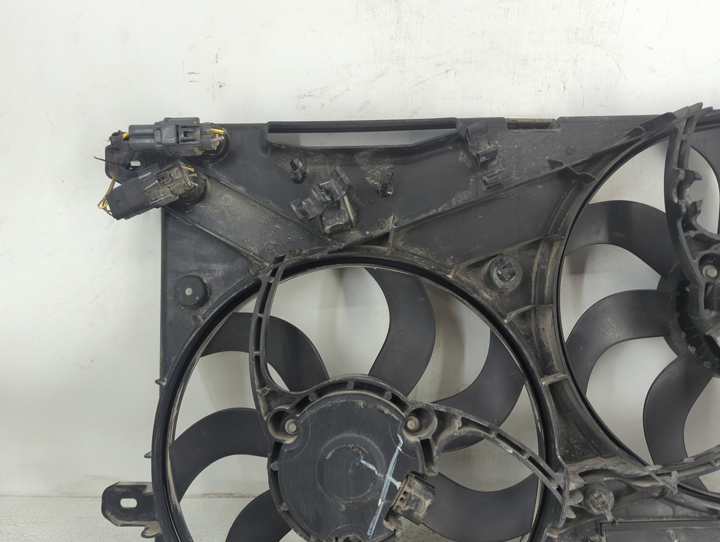 2013-2020 Ford Fusion Electric Radiator Cooling Fan Motor Assembly P/N:10890420 10890620 Fits OEM Used Auto Parts - Oemuseda