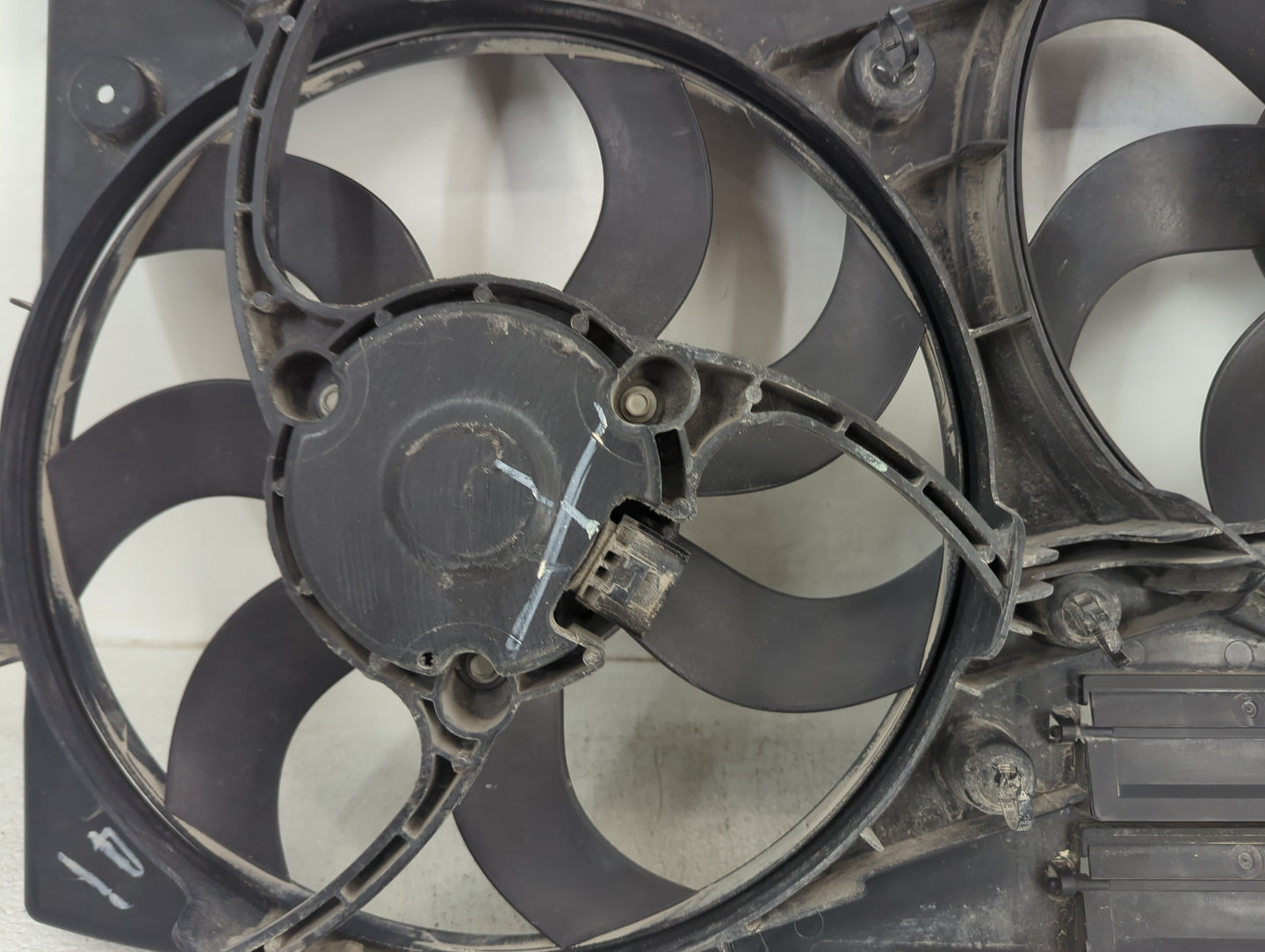 2013-2020 Ford Fusion Electric Radiator Cooling Fan Motor Assembly P/N:10890420 10890620 Fits OEM Used Auto Parts - Oemuseda