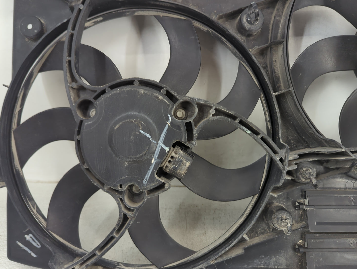2013-2020 Ford Fusion Electric Radiator Cooling Fan Motor Assembly P/N:10890420 10890620 Fits OEM Used Auto Parts - Oemuseda