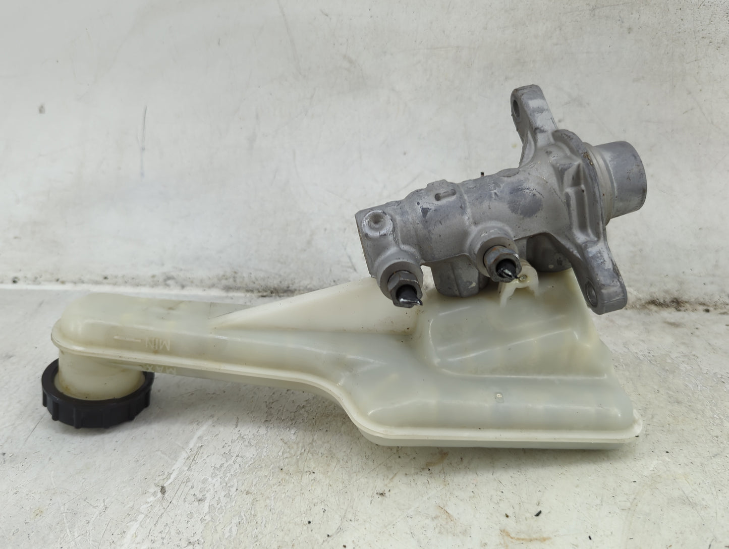 2013-2016 Ford Fusion Brake Master Cylinder 1492418 - Oemusedautoparts1.com