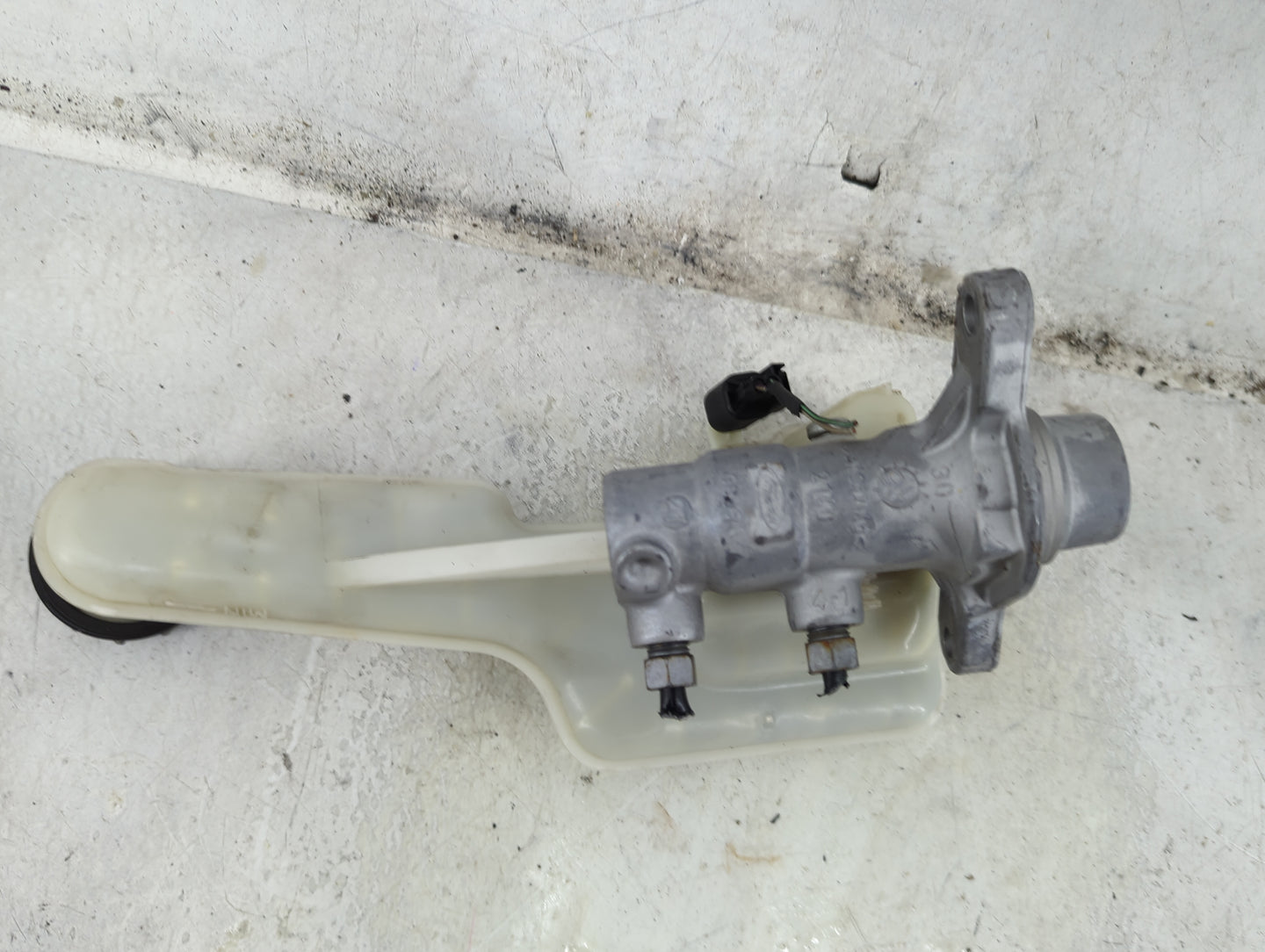 2013-2016 Ford Fusion Brake Master Cylinder 1492418 - Oemusedautoparts1.com