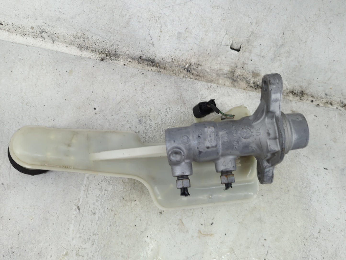 2013-2016 Ford Fusion Brake Master Cylinder 1492418 - Oemusedautoparts1.com