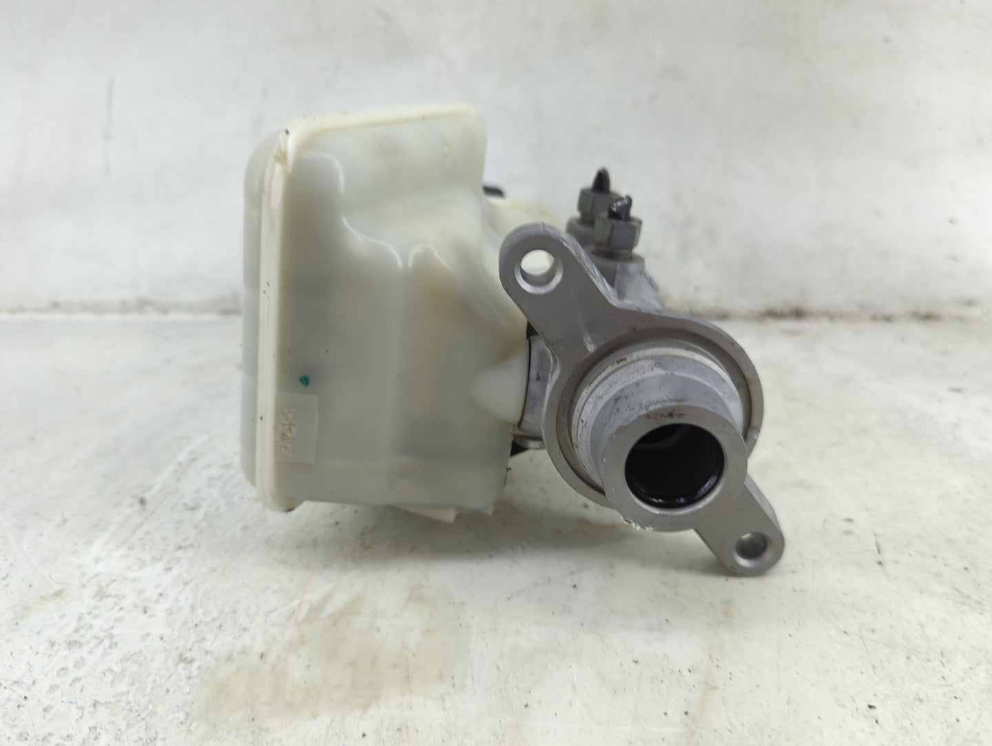 2013-2016 Ford Fusion Brake Master Cylinder 1492418 - Oemusedautoparts1.com