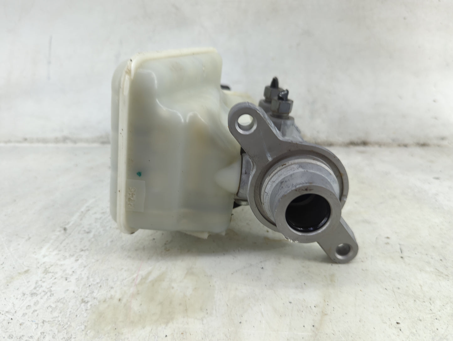 2013-2016 Ford Fusion Brake Master Cylinder 1492418 - Oemusedautoparts1.com