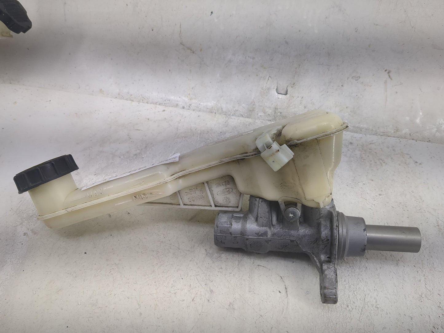 2013-2016 Ford Fusion Brake Master Cylinder 1497661 - Oemusedautoparts1.com