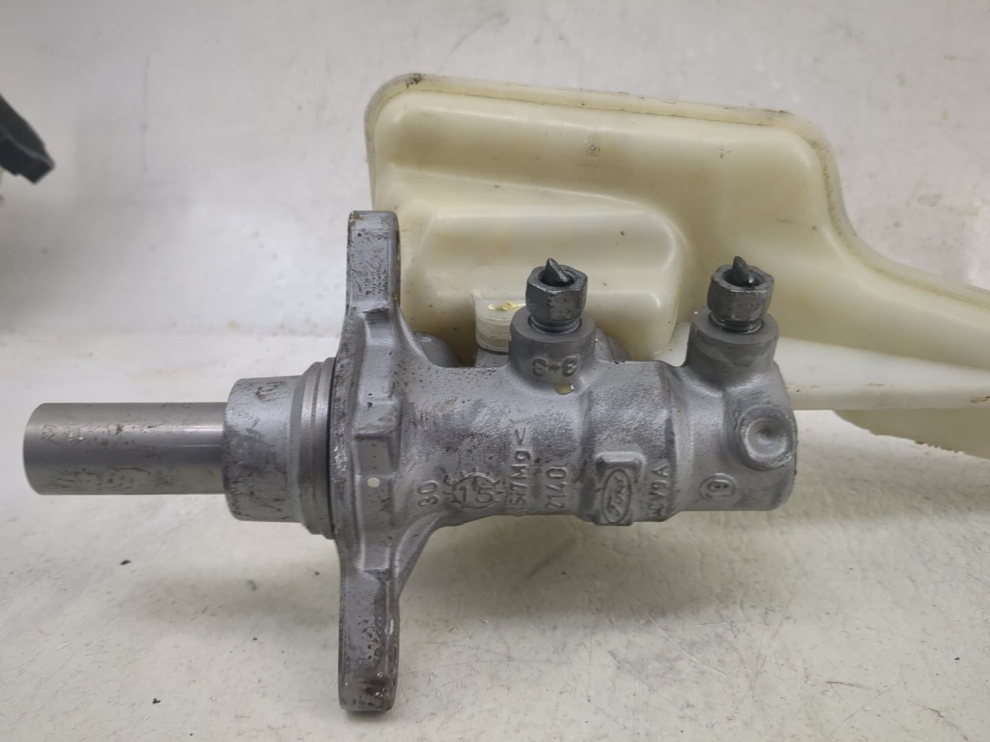 2013-2016 Ford Fusion Brake Master Cylinder 1497661 - Oemusedautoparts1.com