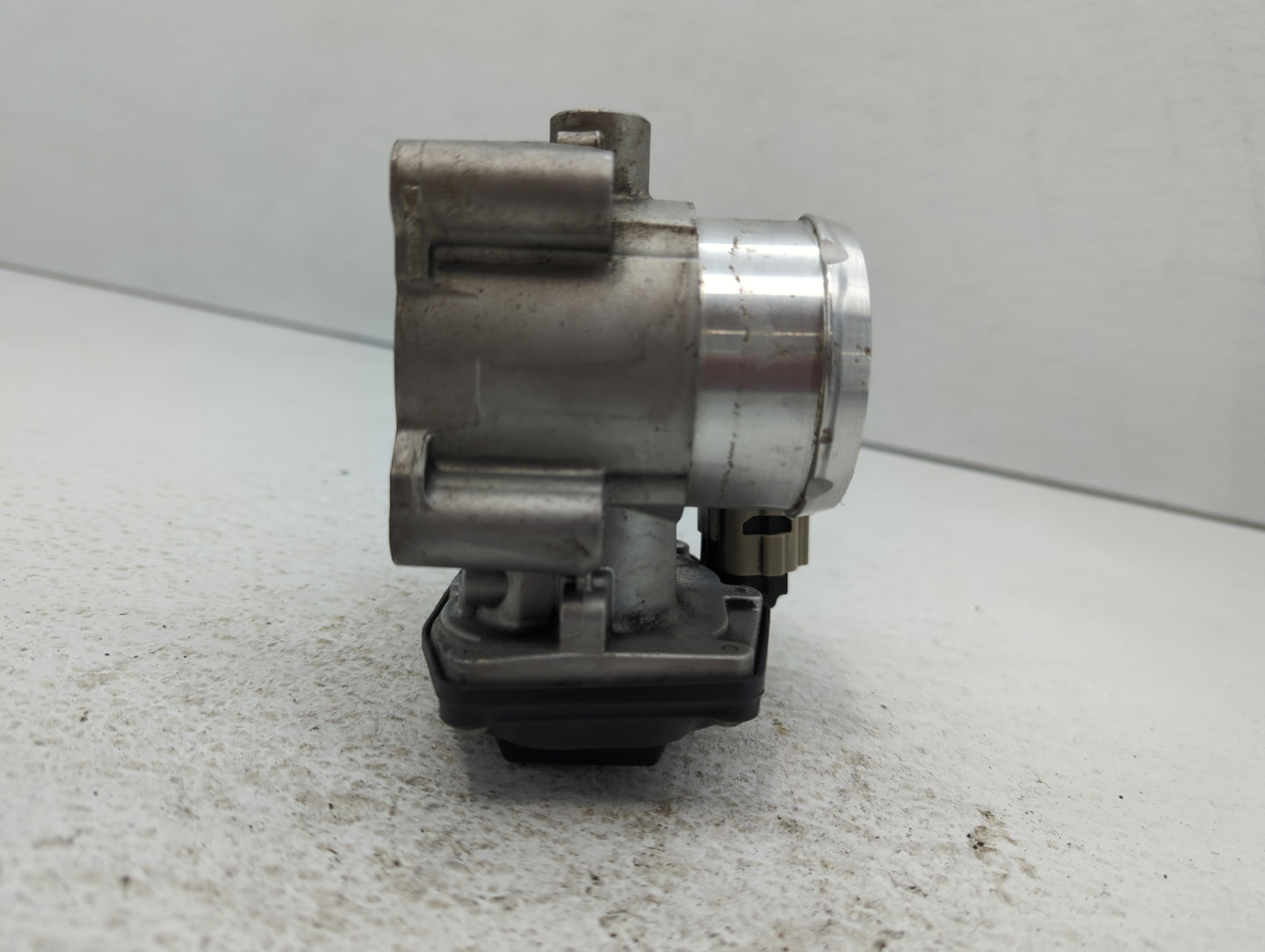 2014-2020 Ford Fusion Throttle Body P/N:DS7G-9F991-BB Fits Fits 2014 2015 2016 2017 2018 2019 2020 OEM Used Auto Parts - Oem