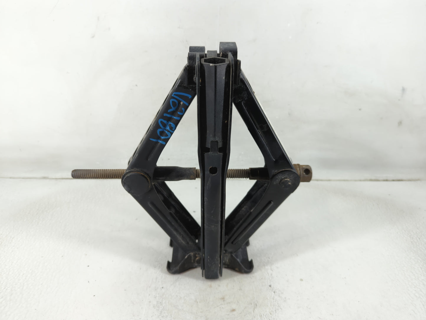 2016 Ford Mustang Spare Scissor Car Jack - Oemusedautoparts1.com