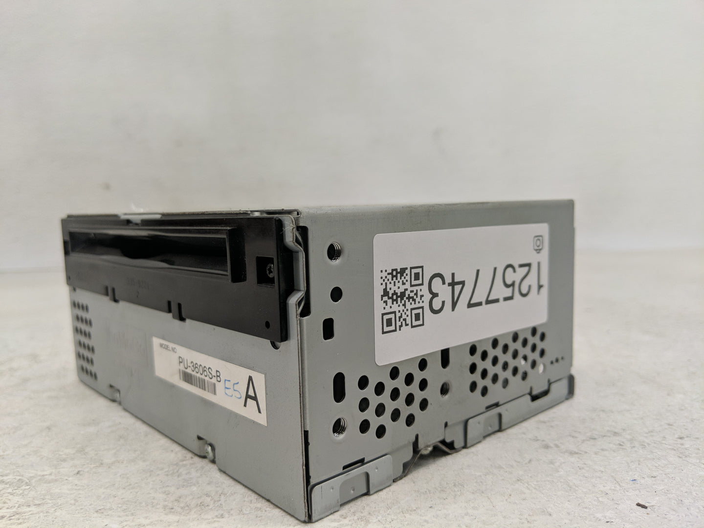 2015-2016 Ford Mustang Radio AM FM Cd Player Receiver Replacement P/N:FR3T-19C107-JJ Fits Fits 2015 2016 OEM Used Auto Parts