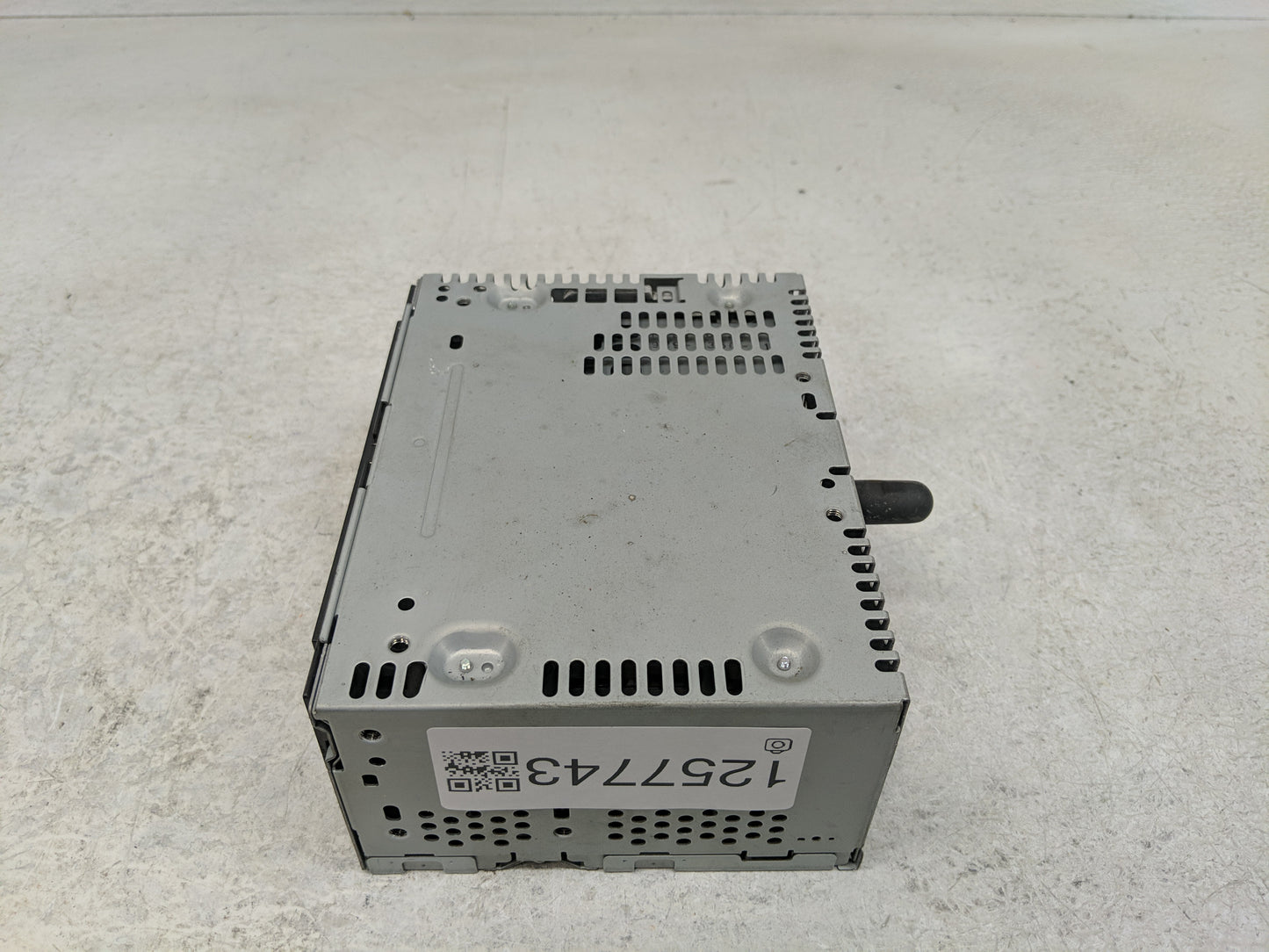 2015-2016 Ford Mustang Radio AM FM Cd Player Receiver Replacement P/N:FR3T-19C107-JJ Fits Fits 2015 2016 OEM Used Auto Parts