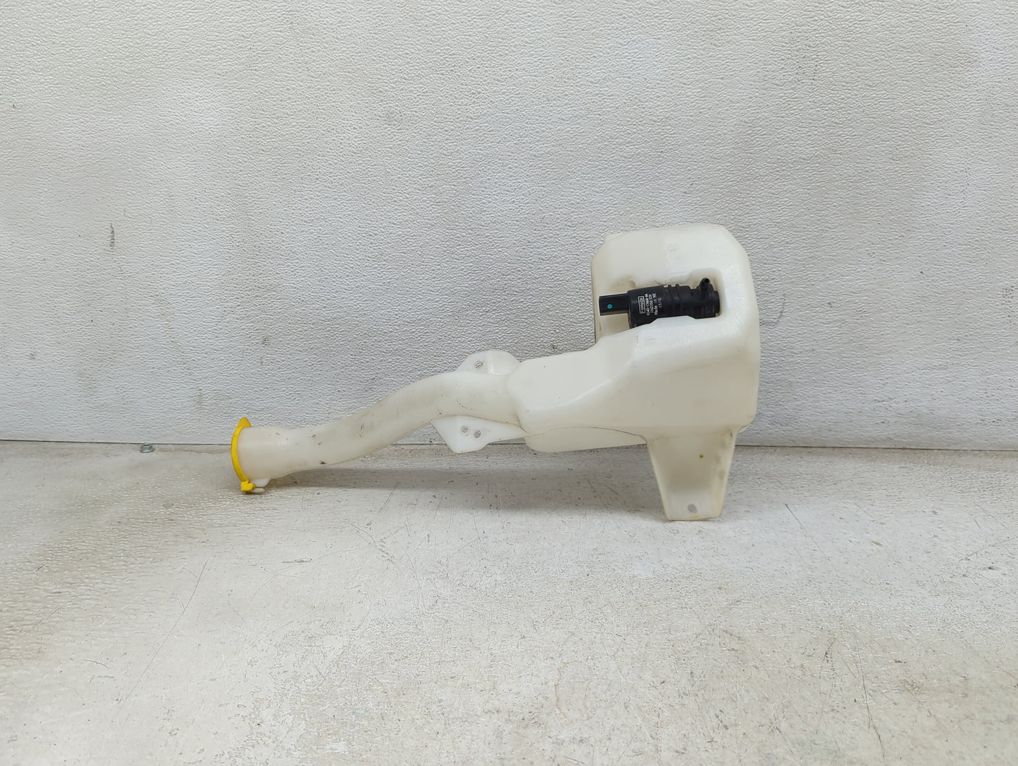 2016-2017 Ford Mustang Windshield Washer Fluid Reservoir Bottle Oem - Oemusedautoparts1.com