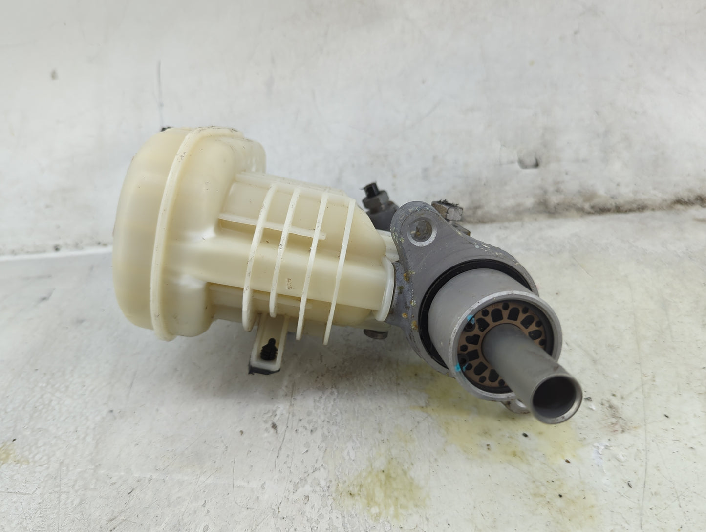 2013-2019 Ford Taurus Brake Master Cylinder 1492421 - Oemusedautoparts1.com