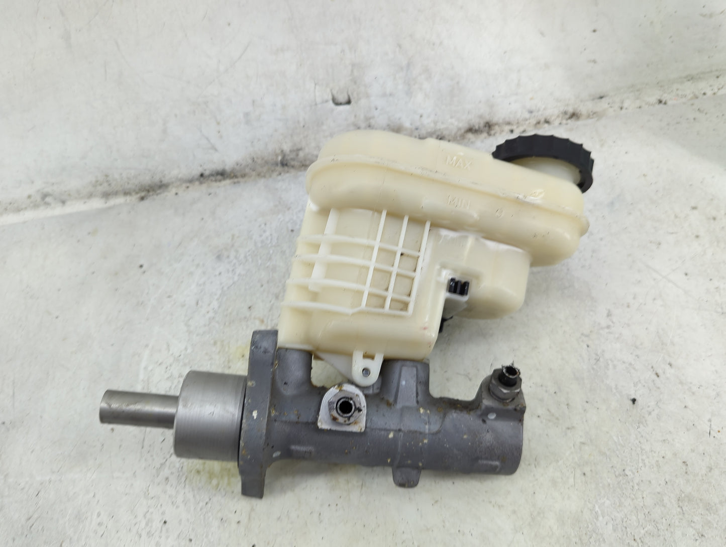 2013-2019 Ford Taurus Brake Master Cylinder 1492421 - Oemusedautoparts1.com