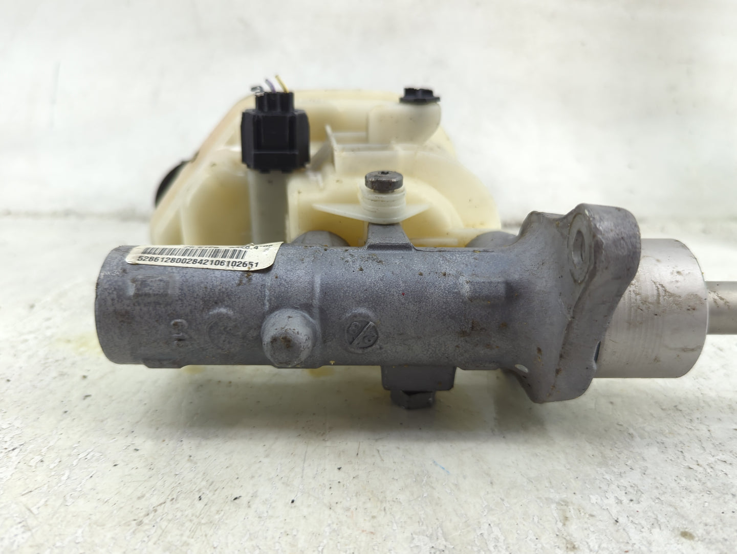 2013-2019 Ford Taurus Brake Master Cylinder 1492421 - Oemusedautoparts1.com