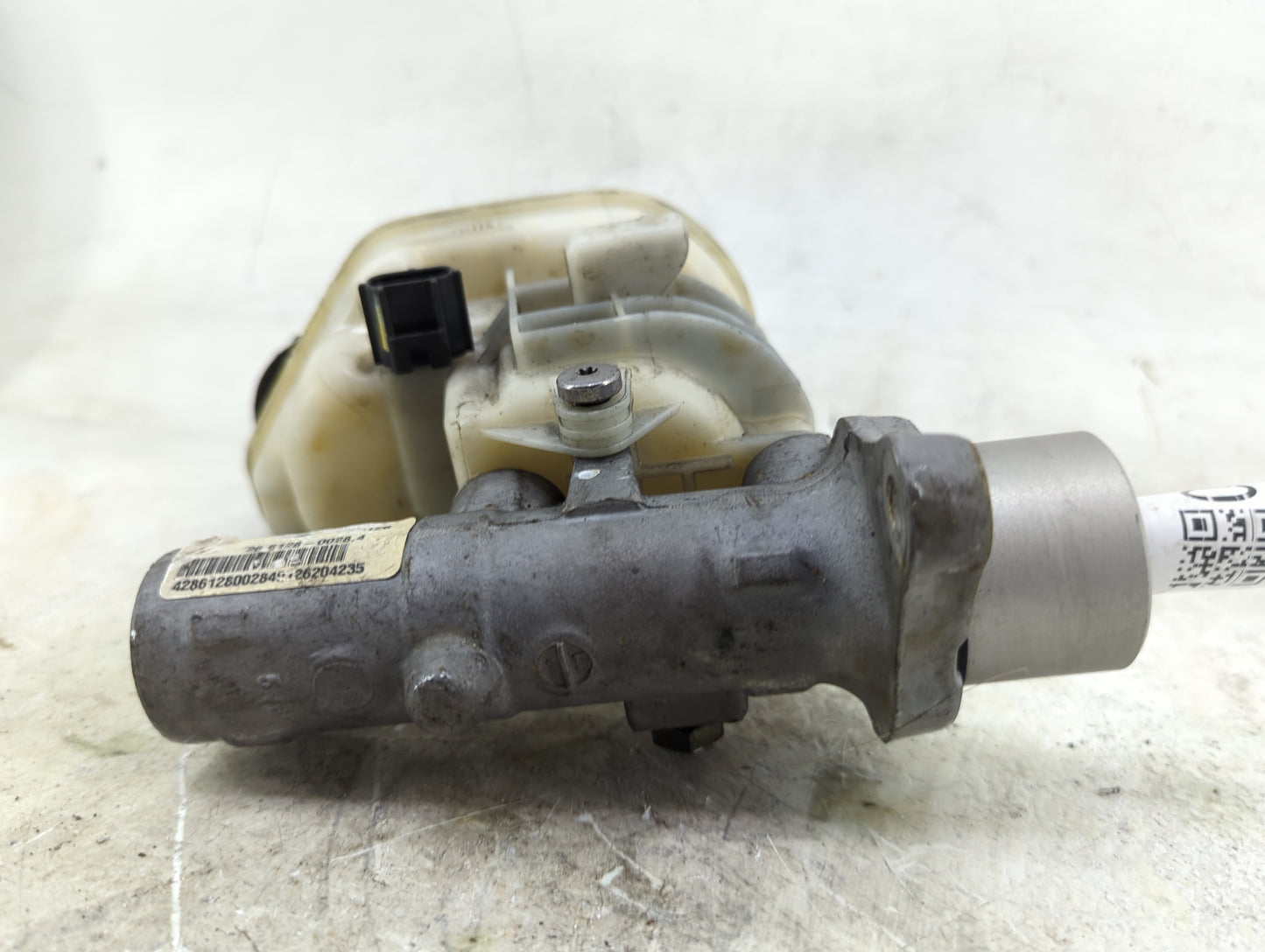 2013-2019 Ford Taurus Brake Master Cylinder 1496560 - Oemusedautoparts1.com