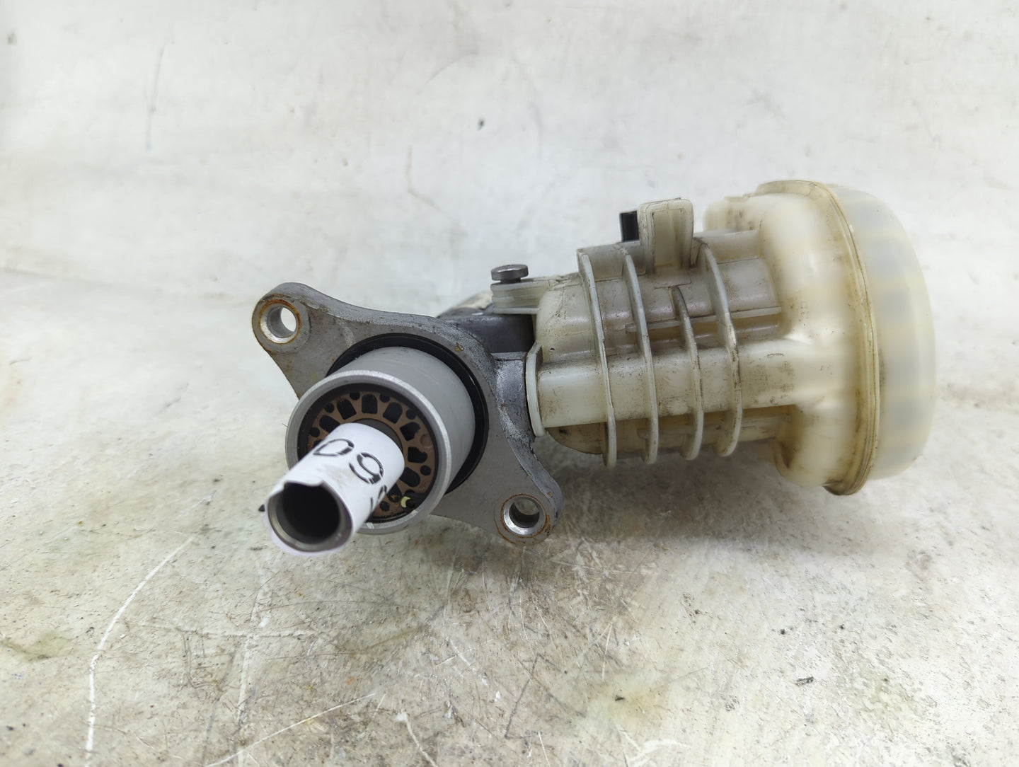 2013-2019 Ford Taurus Brake Master Cylinder 1496560 - Oemusedautoparts1.com