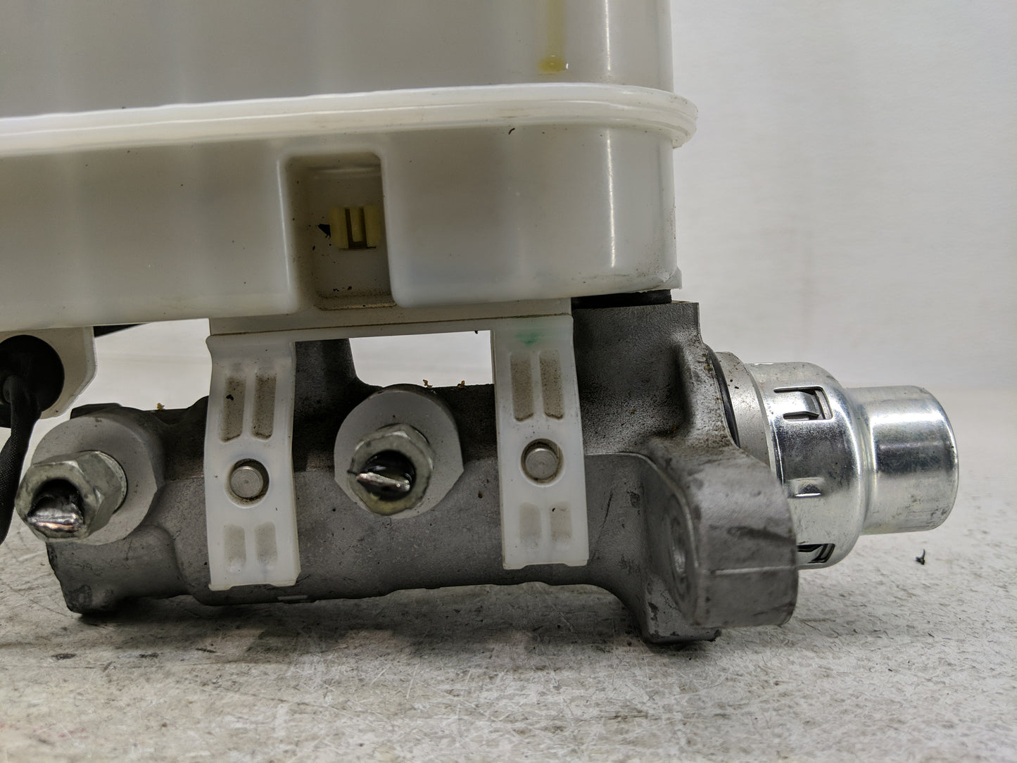 2009-2017 Gmc Acadia Brake Master Cylinder - Oemusedautoparts1.com
