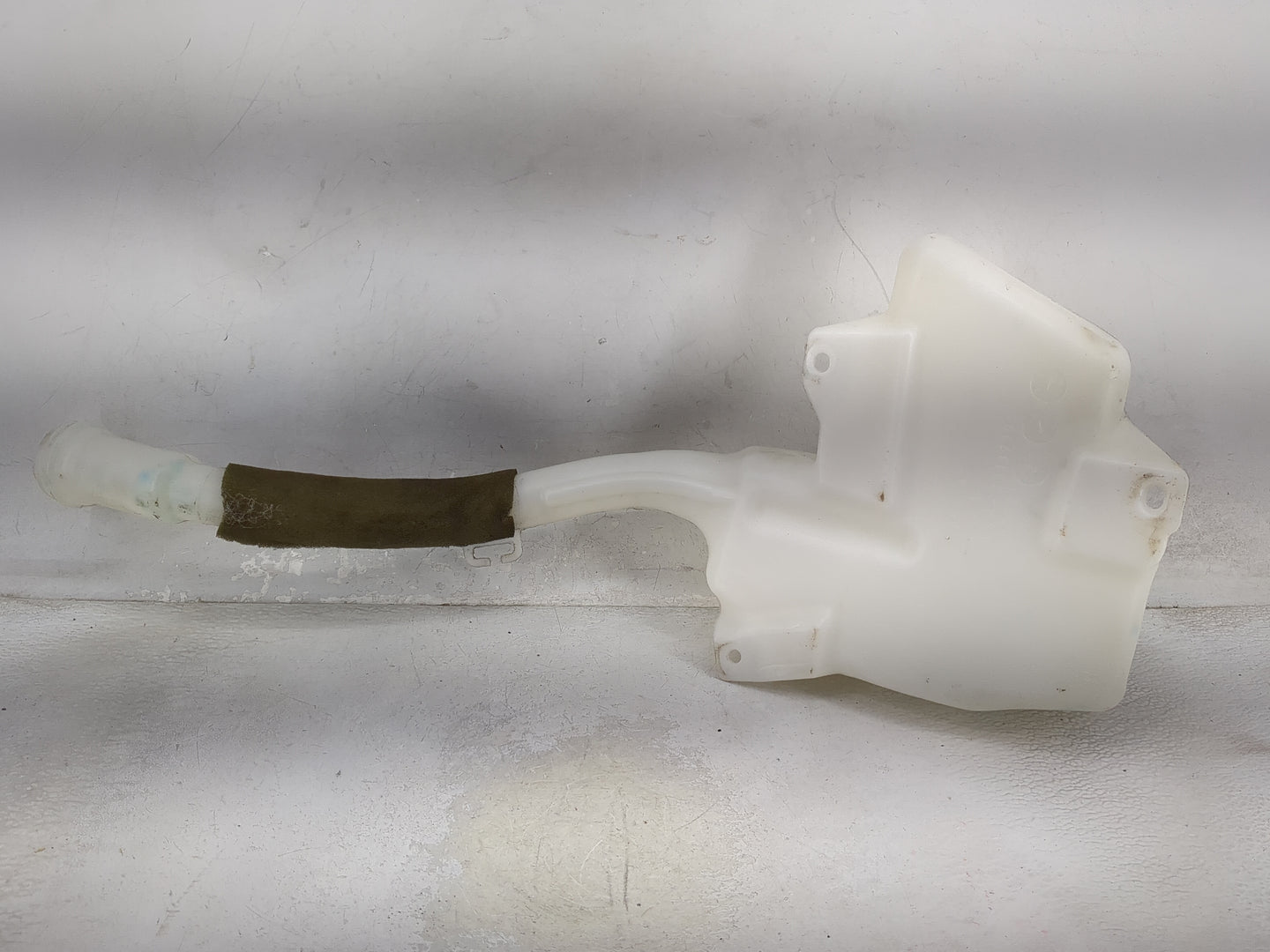 2010-2017 Gmc Acadia Windshield Washer Fluid Reservoir Bottle Oem 1474056 - Oemusedautoparts1.com