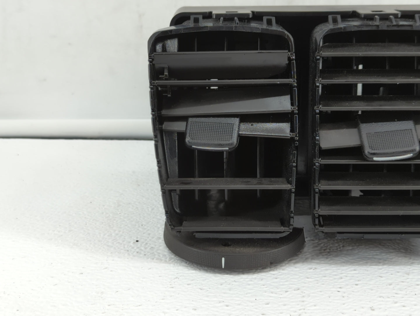 2016 Gmc Acadia CENTER DASH VENTS Black - Oemusedautoparts1.com
