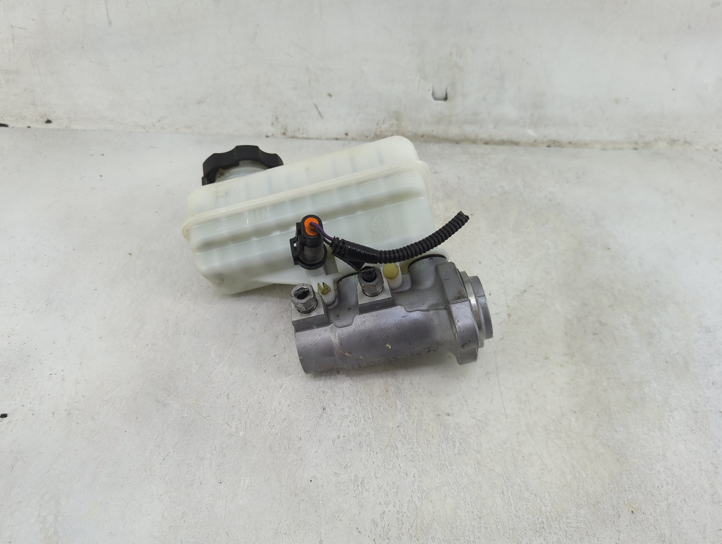 2011-2017 Gmc Terrain Brake Master Cylinder 1490182 - Oemusedautoparts1.com