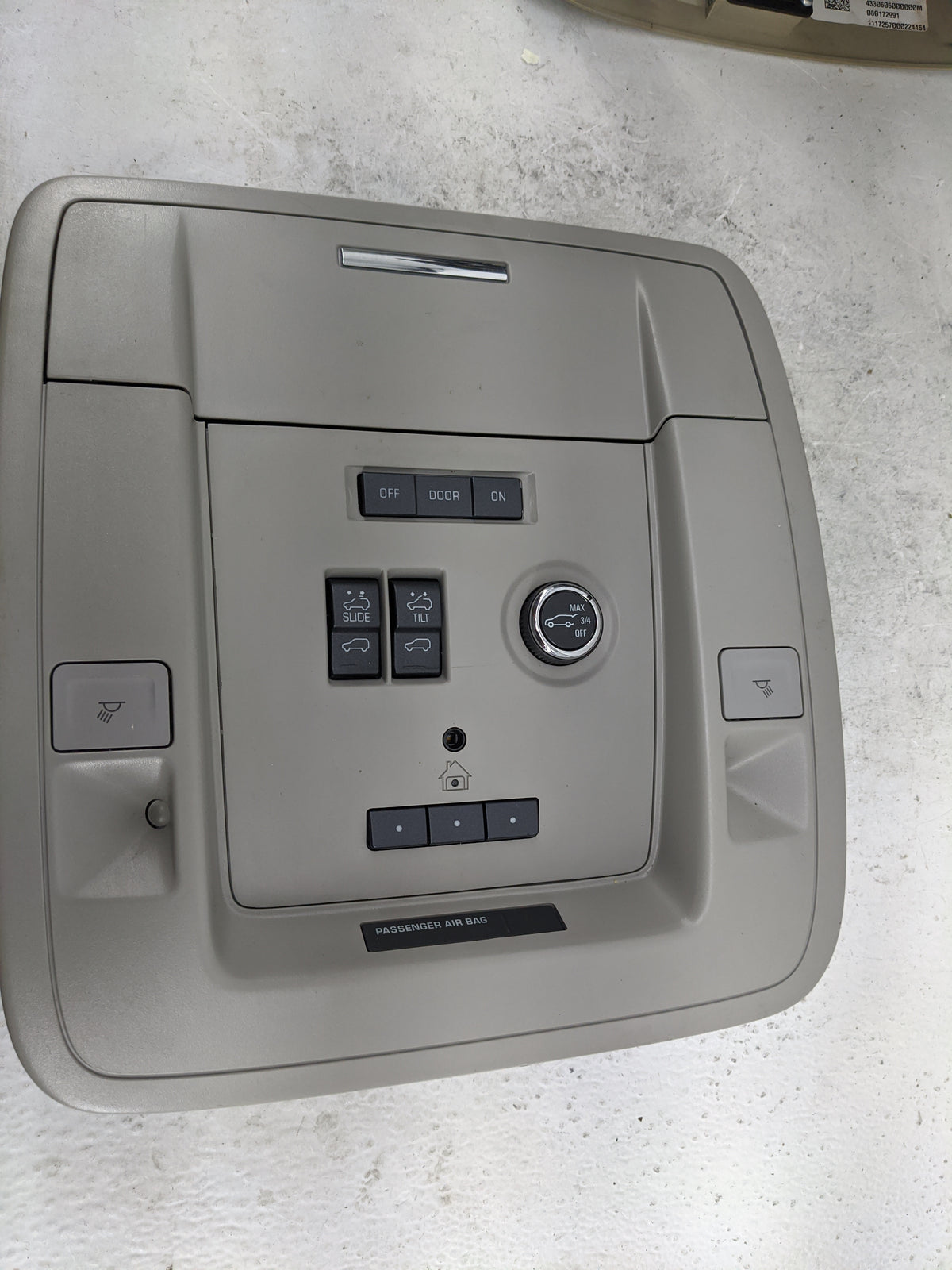 2015-2020 Gmc Yukon Overhead Console W/rear Climate Control Tan - Oemusedautoparts1.com