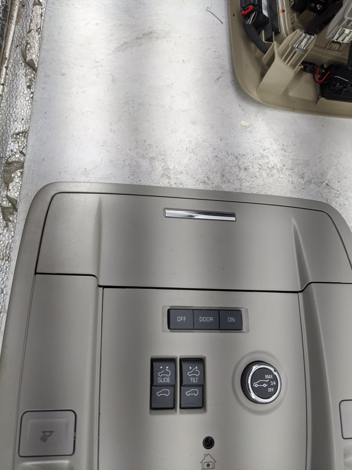 2015-2020 Gmc Yukon Overhead Console W/rear Climate Control Tan - Oemusedautoparts1.com