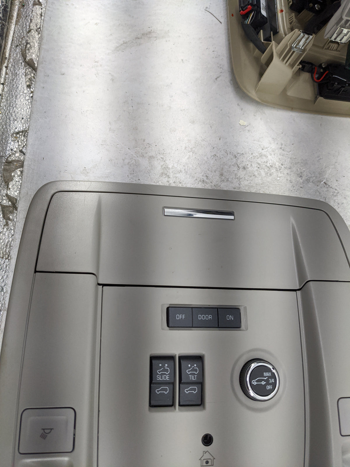 2015-2020 Gmc Yukon Overhead Console W/rear Climate Control Tan - Oemusedautoparts1.com