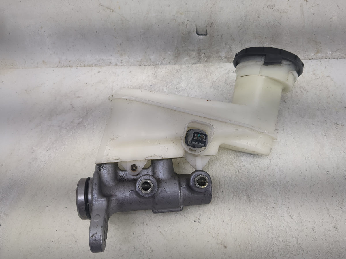 2013-2017 Honda Accord Brake Master Cylinder 1497882 - Oemusedautoparts1.com
