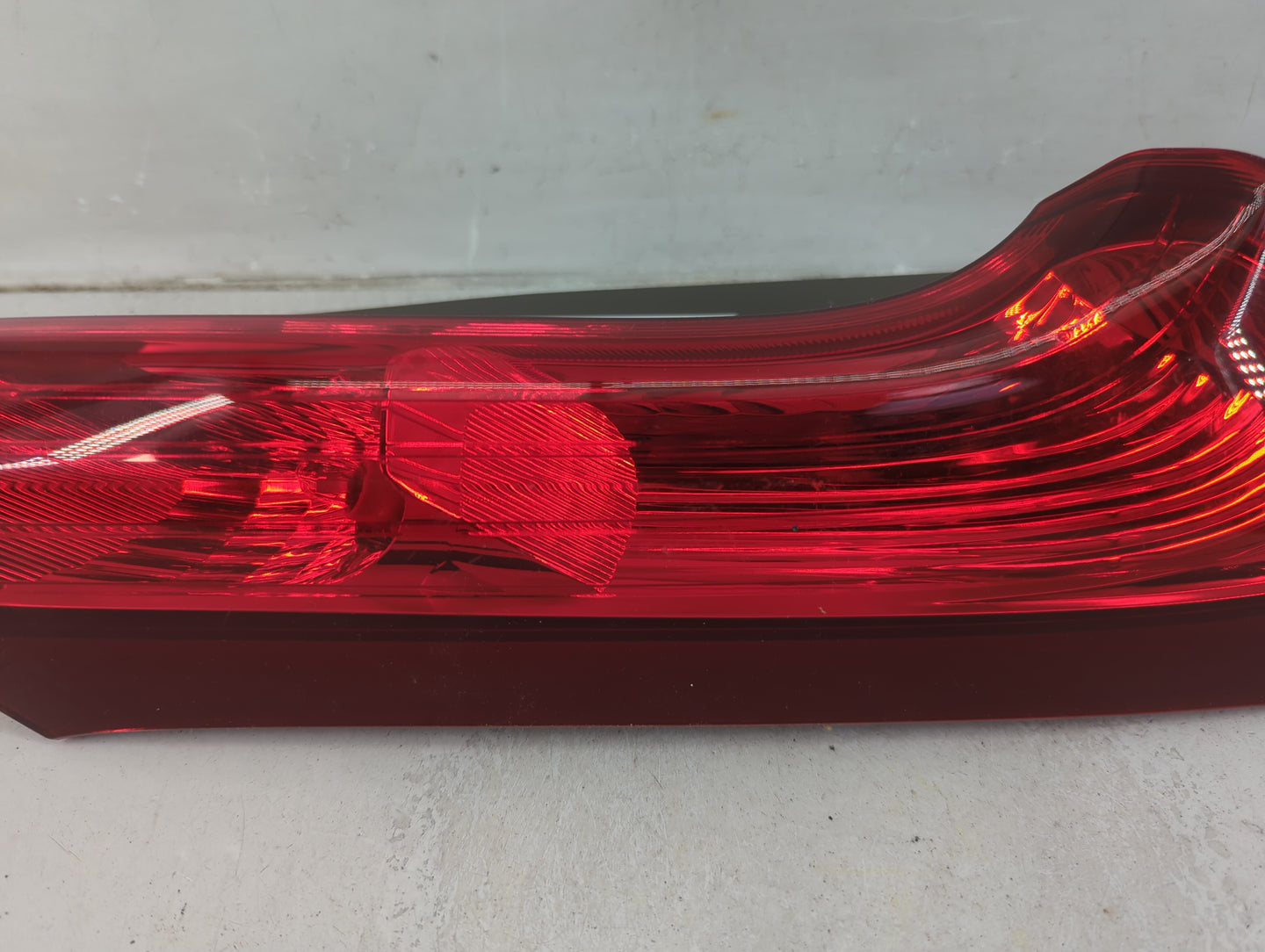 2015-2016 Honda Cr-V Tail Light Assembly Passenger Right OEM P/N:UP12EXT1WX Fits Fits 2015 2016 OEM Used Auto Parts - Oemuse