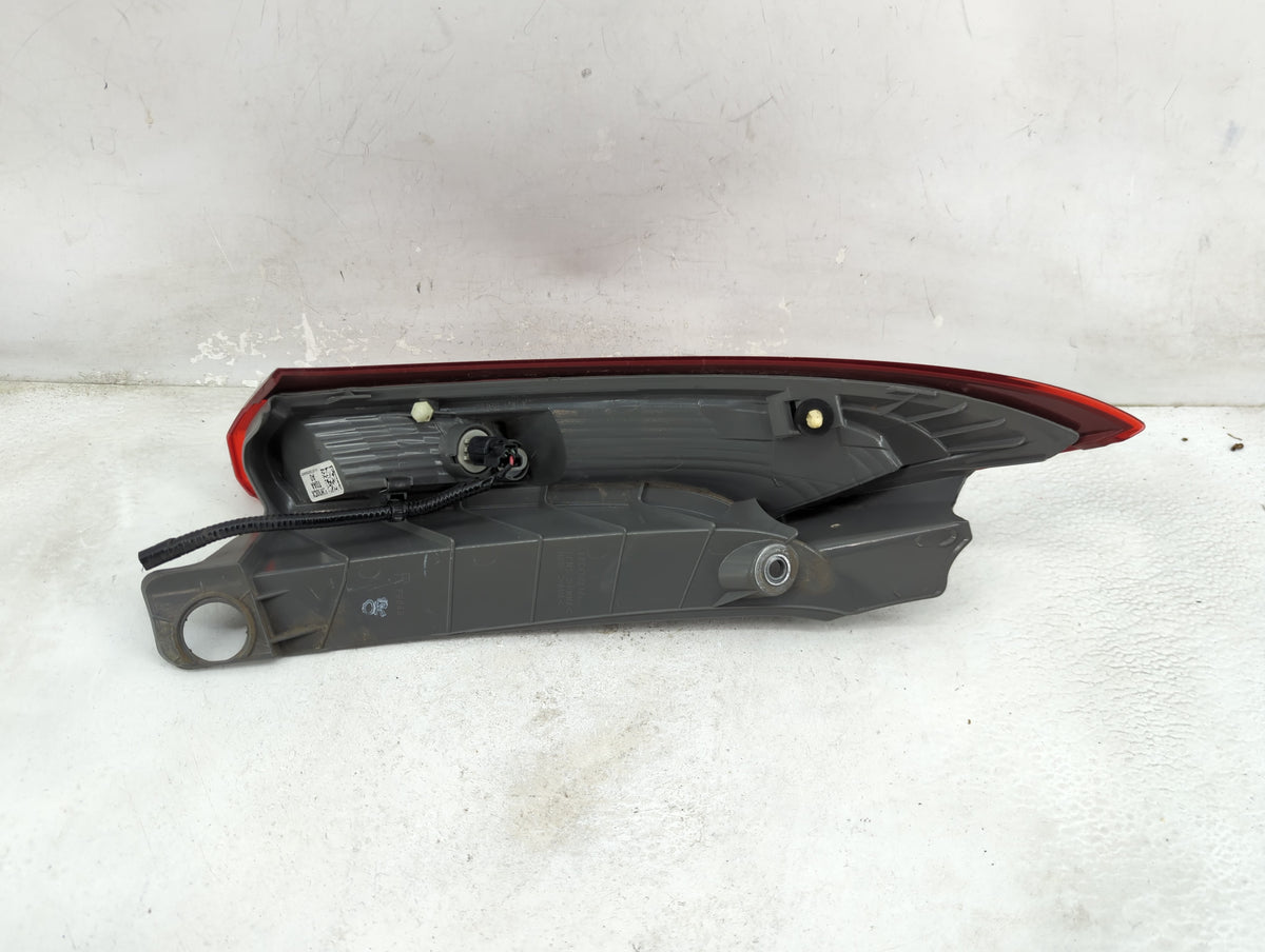 2015-2016 Honda Cr-V Tail Light Assembly Passenger Right OEM P/N:UH30CX TOAA Fits Fits 2015 2016 OEM Used Auto Parts - Oemus