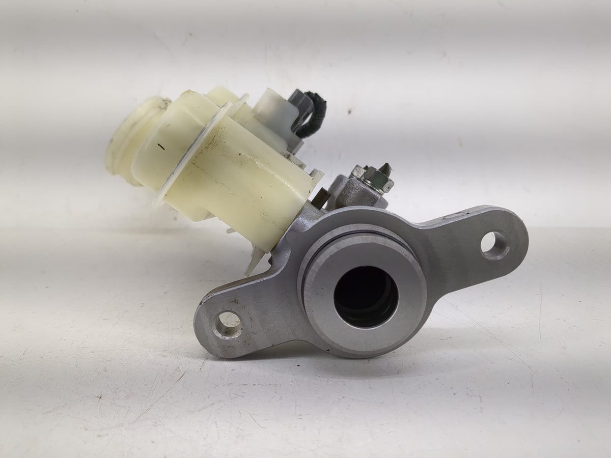 2016-2022 Honda Hr-v Brake Master Cylinder 1209093 - Oemusedautoparts1.com