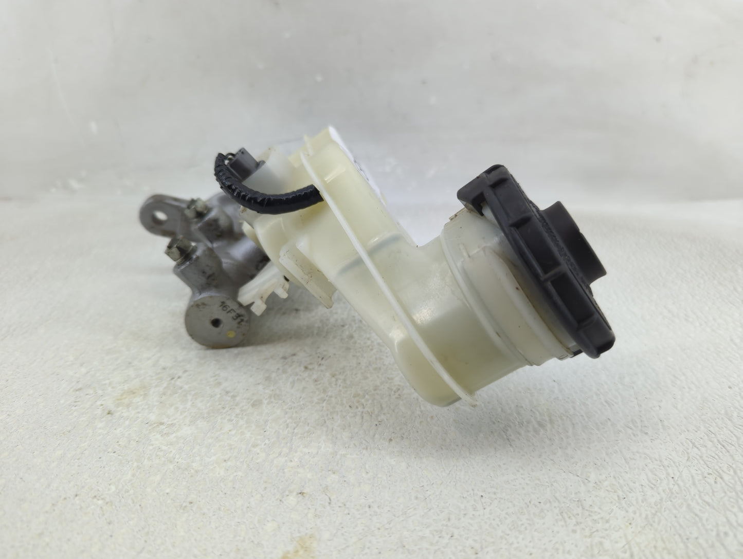 2016-2022 Honda Hr-v Brake Master Cylinder 1312494 - Oemusedautoparts1.com