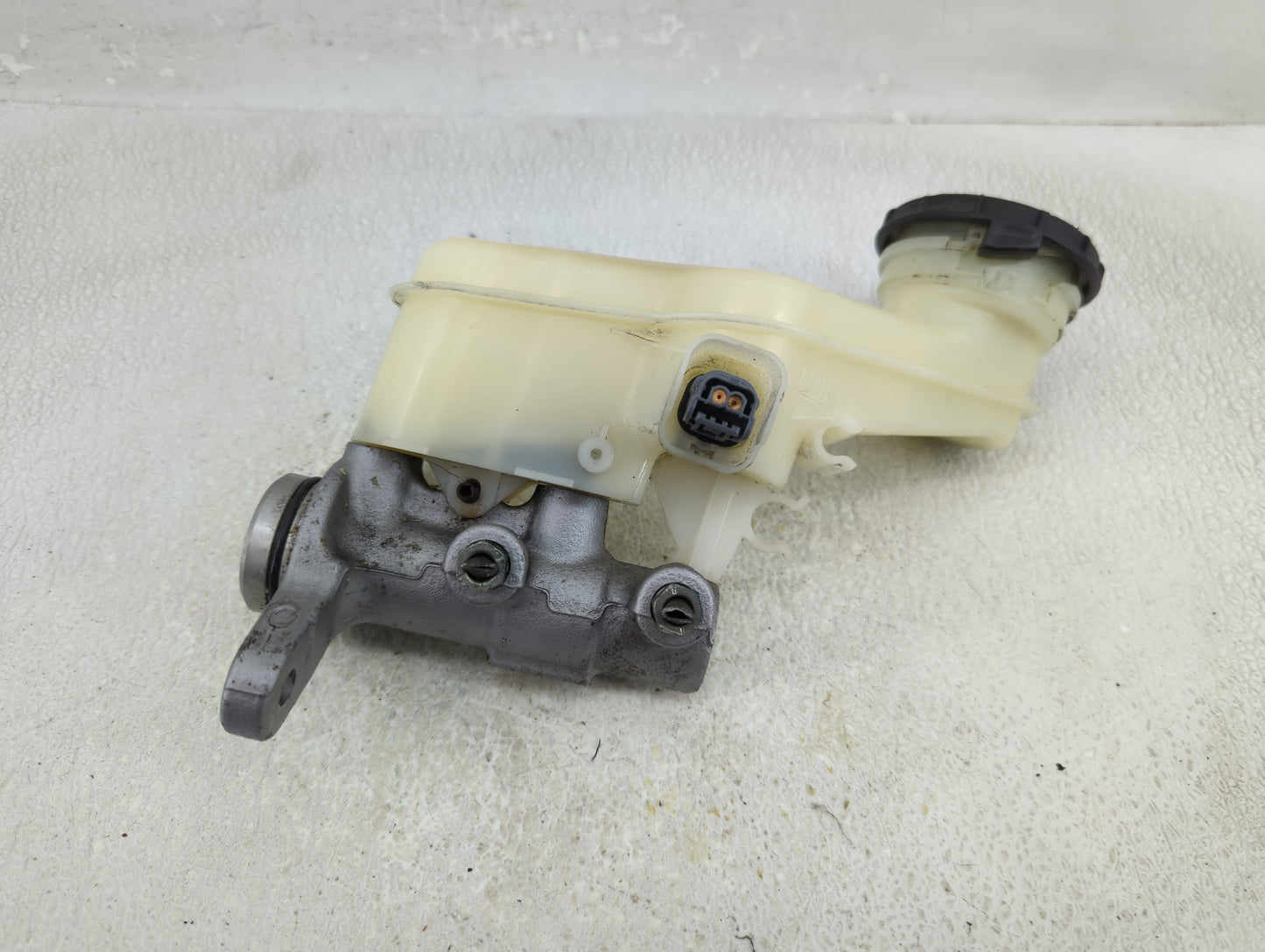 2016-2022 Honda Hr-v Brake Master Cylinder 1312609 - Oemusedautoparts1.com