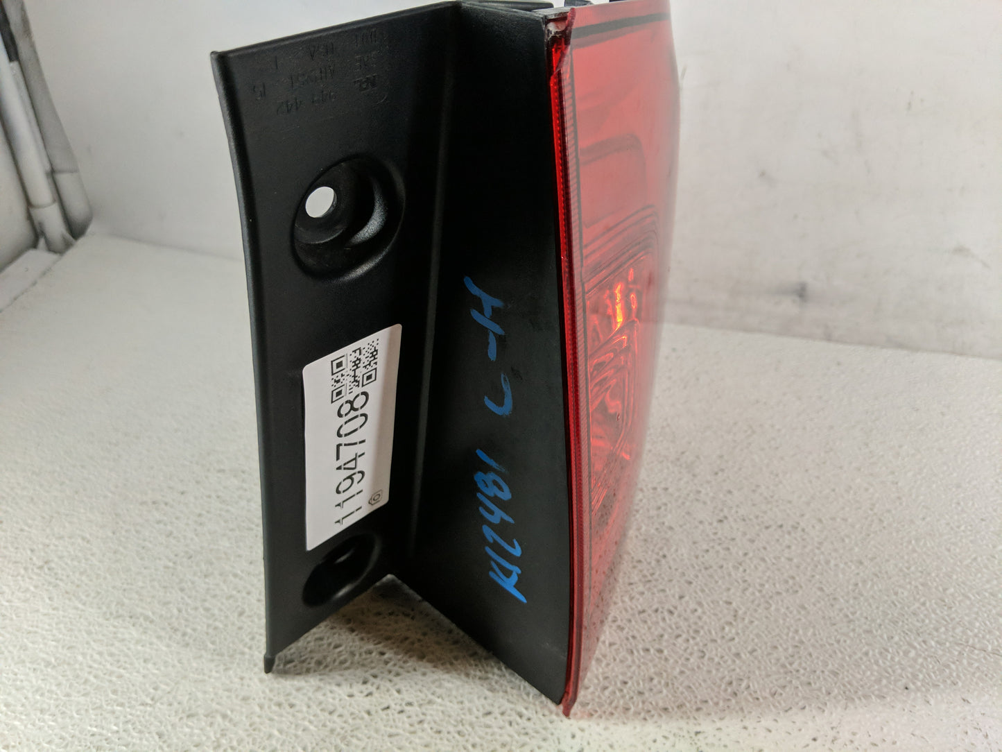 2016-2018 Honda Pilot Tail Light Assembly Driver Left OEM P/N:2XL949442-11 Fits Fits 2016 2017 2018 OEM Used Auto Parts - Oe