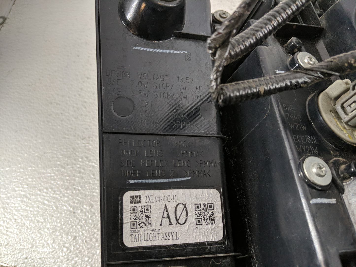 2016-2018 Honda Pilot Tail Light Assembly Driver Left OEM P/N:2XL949442-11 Fits Fits 2016 2017 2018 OEM Used Auto Parts - Oe