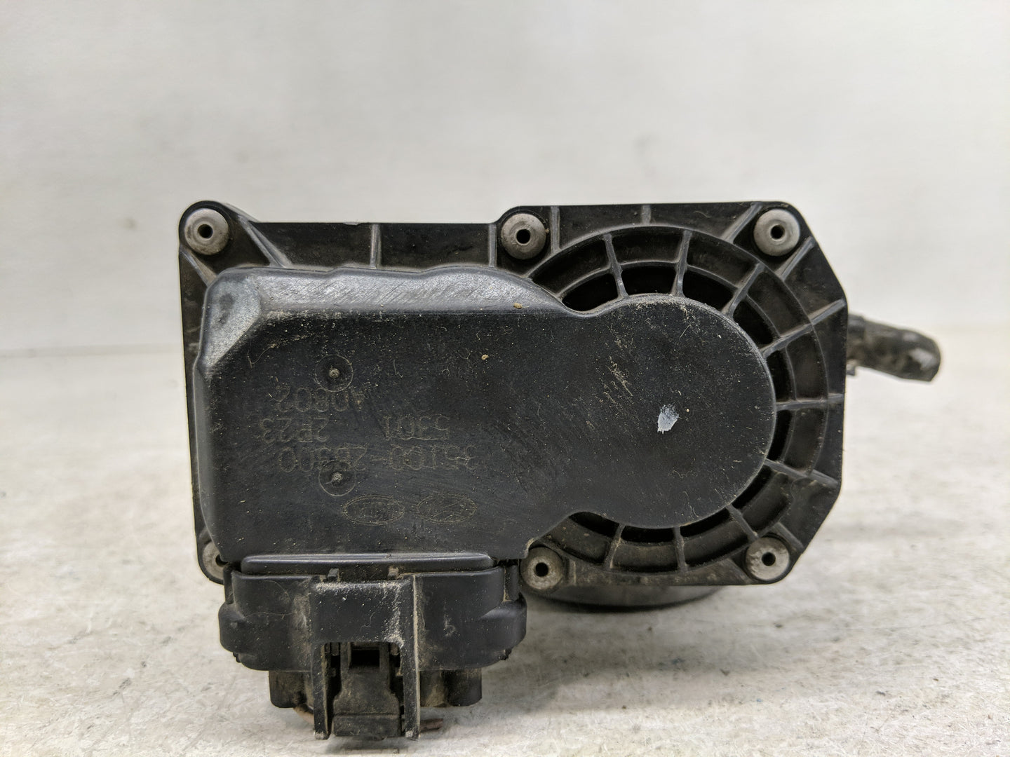 2012-2019 Hyundai Accent Throttle Body P/N:35100-2B300 Fits Fits 2012 2013 2014 2015 2016 2017 2018 2019 OEM Used Auto Parts