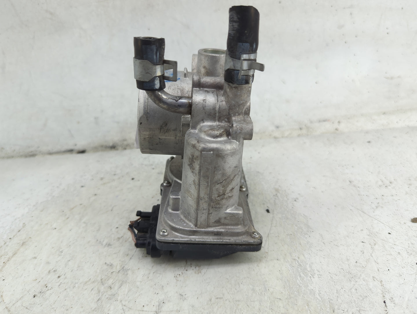 2012-2019 Hyundai Accent Throttle Body P/N:35100-2B300 Fits Fits 2012 2013 2014 2015 2016 2017 2018 2019 OEM Used Auto Parts
