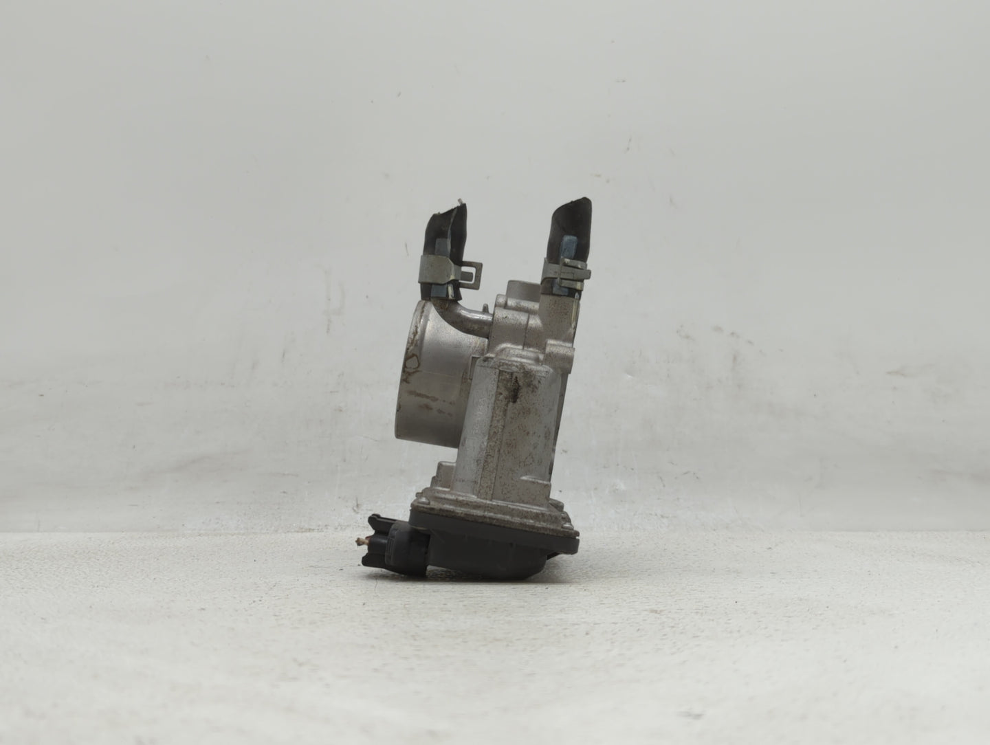 2012-2019 Hyundai Accent Throttle Body P/N:35100-2B300 Fits Fits 2012 2013 2014 2015 2016 2017 2018 2019 OEM Used Auto Parts