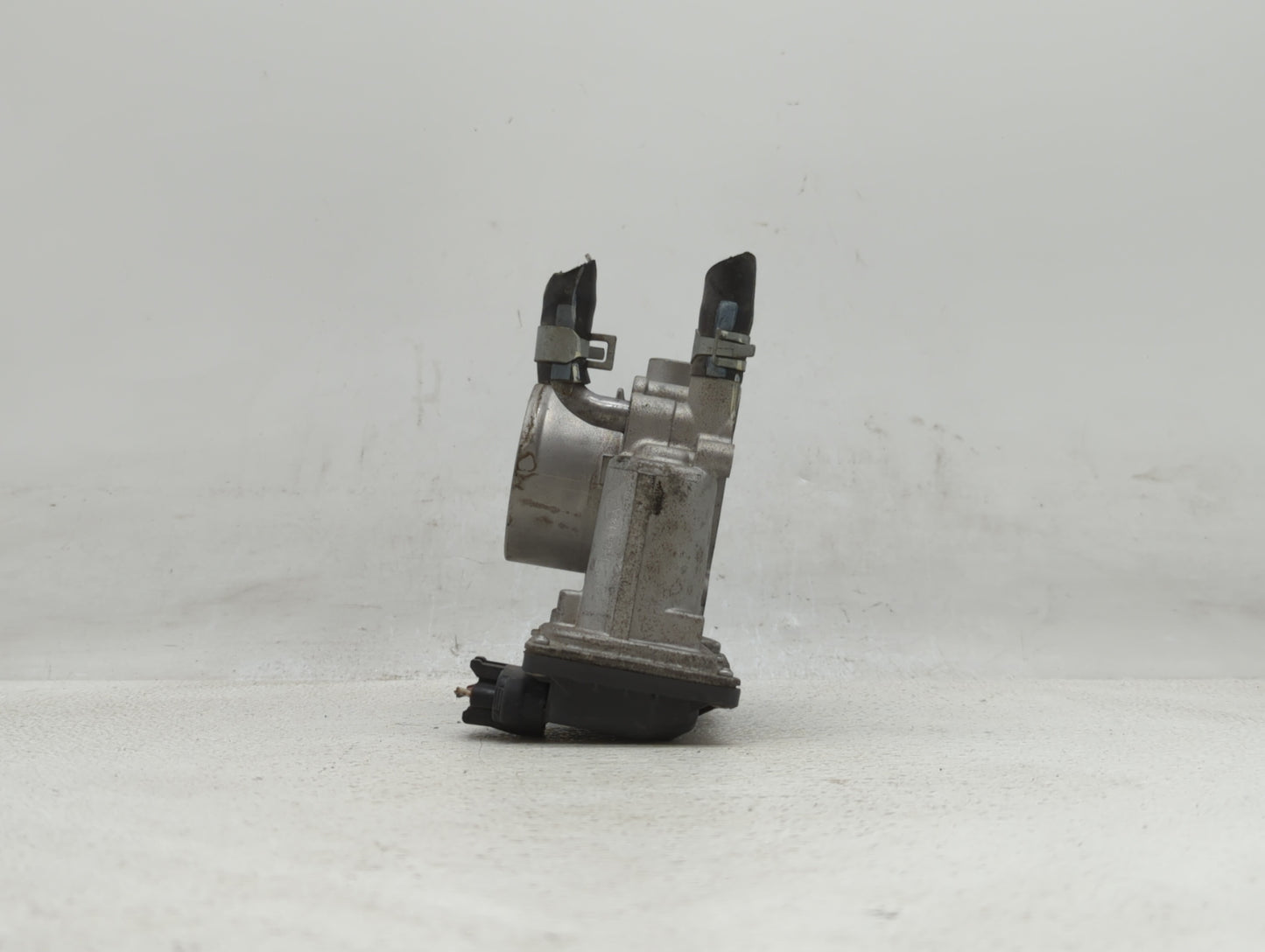 2012-2019 Hyundai Accent Throttle Body P/N:35100-2B300 Fits Fits 2012 2013 2014 2015 2016 2017 2018 2019 OEM Used Auto Parts