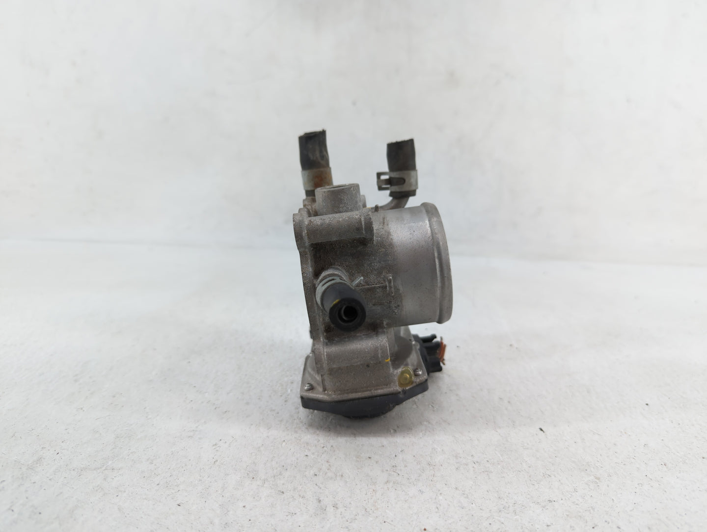2012-2019 Hyundai Accent Throttle Body P/N:35100-2B300 Fits Fits 2012 2013 2014 2015 2016 2017 2018 2019 OEM Used Auto Parts