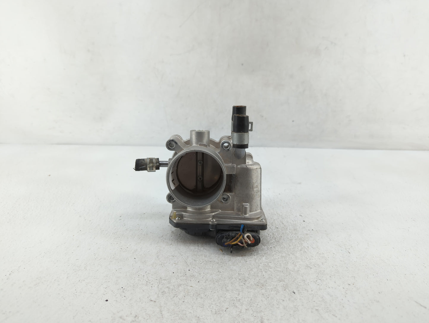 2012-2019 Hyundai Accent Throttle Body P/N:35100-2B300 Fits Fits 2012 2013 2014 2015 2016 2017 2018 2019 OEM Used Auto Parts